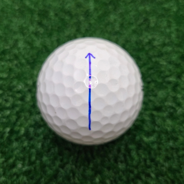 golf ball with custom arrow alignment marking